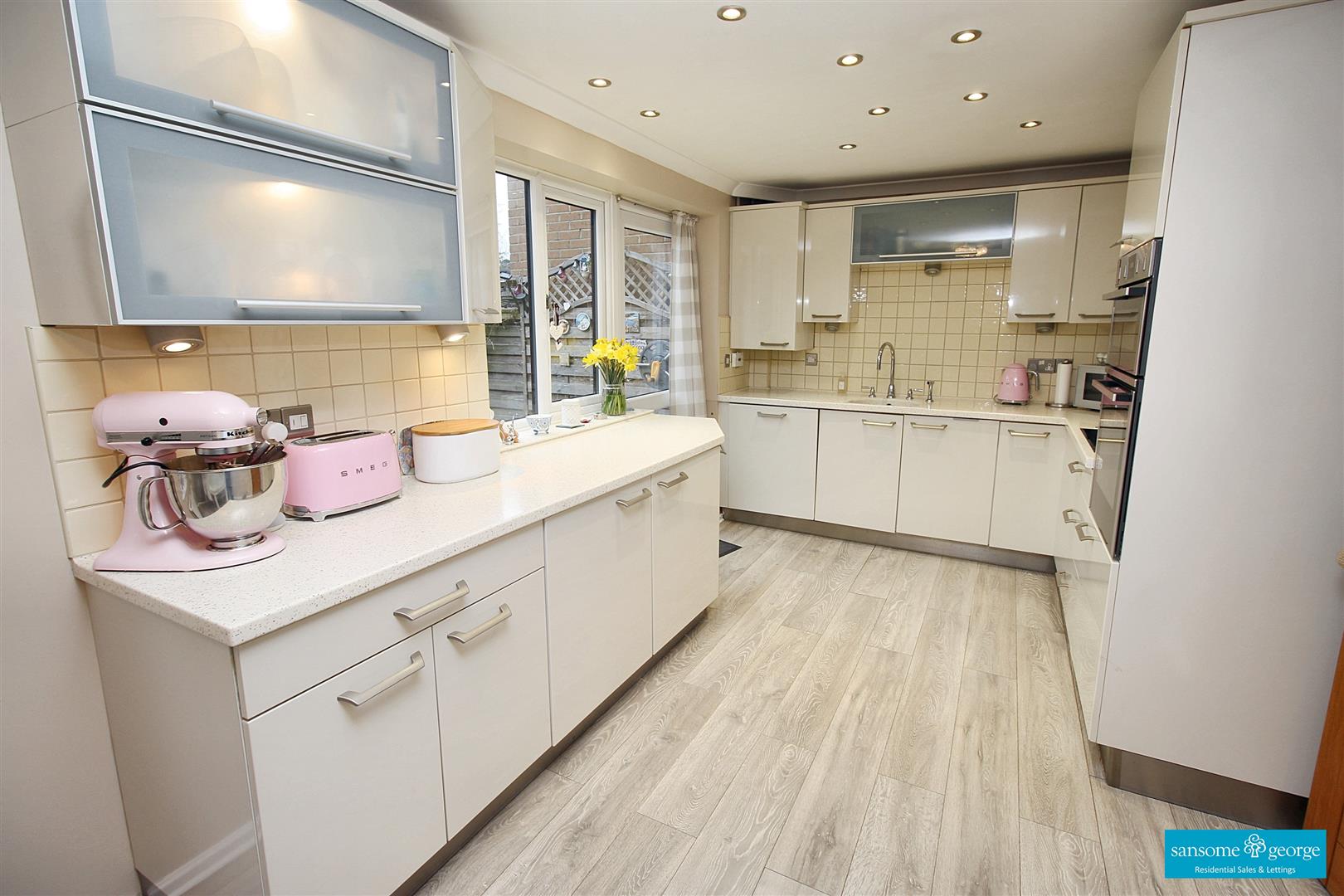 3 bed property in Barclay Road, Calcot